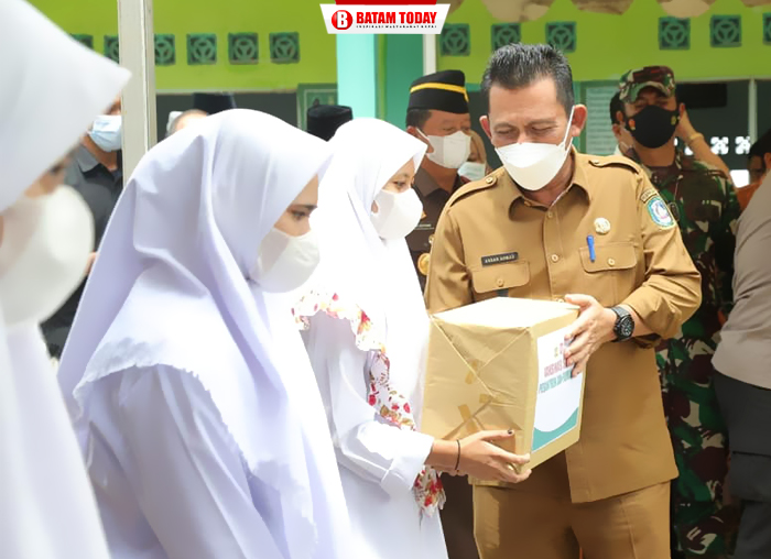 Gubenur Kepri, H. Ansar Ahmad saat memberikan bingkisan kepada santriwati
